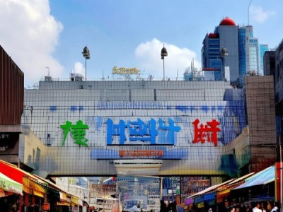 郸城商贸城西门，城市发展的重要窗口