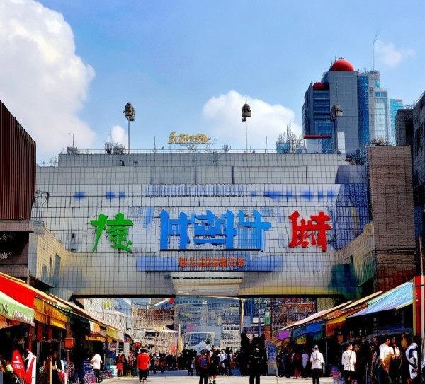 郸城商贸城西门,城市发展的重要窗口 郸城商贸城西门,城市发展的重要窗口